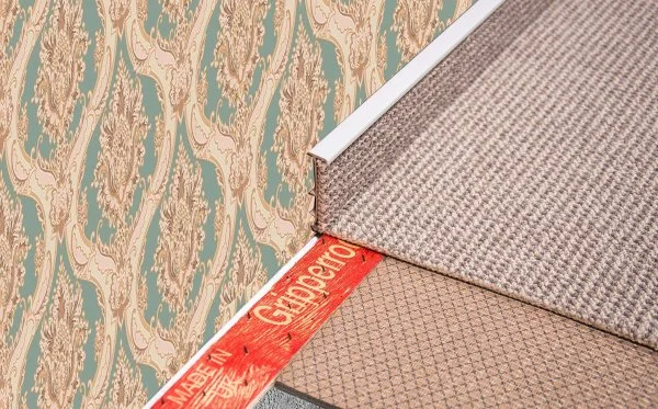 Плинтус для ковролина Korner Listwa 106 Светло-серый 2,5м (50мм) в Кемерово