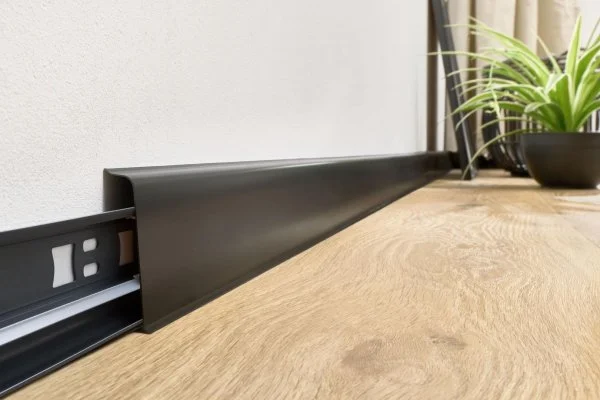 Плинтус пластиковый Arbiton INDO70 220 Чёрный матовый 2.5 м в Кемерово