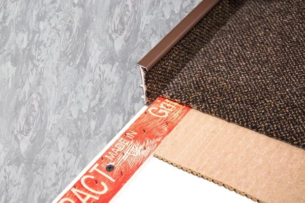 Плинтус для ковролина Korner Listwa 105 Темно-коричневый 2,5м (50мм) в Кемерово