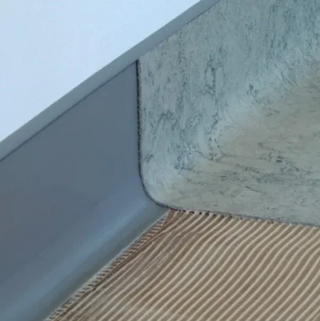 Коннелюрный односоставной плинтус Bonkeel Prof Серый (95х2700мм) в Кемерово