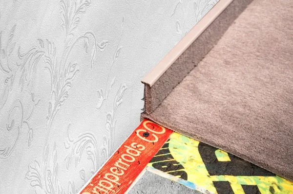 Плинтус для ковролина Korner Listwa 102 Беж 2,5м (50мм) в Кемерово